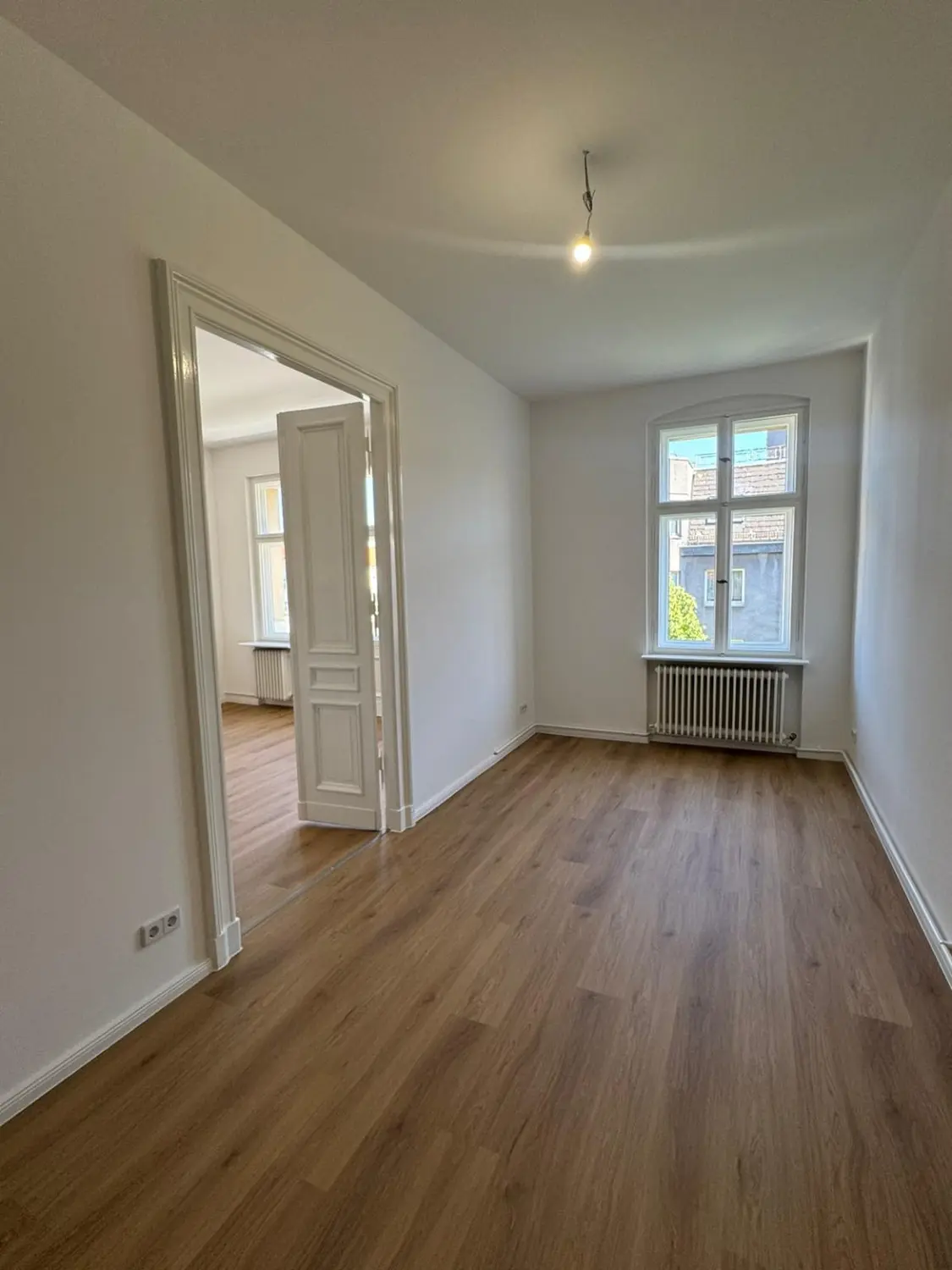 Modernisierte Altbauwohnung mit Holzboden und historischen Türen